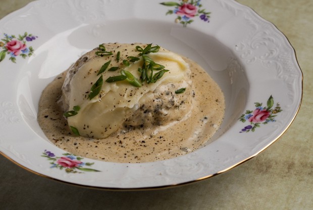 Бифштекс с перечным соусом, заатаром и сезонными грибами