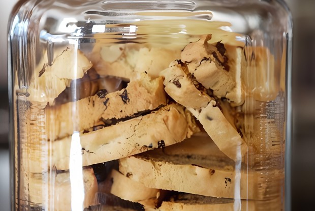 Бискотти с черным перцем и инжиром