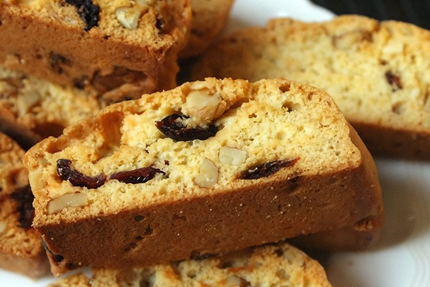 Бискотти с грецким орехом и изюмом