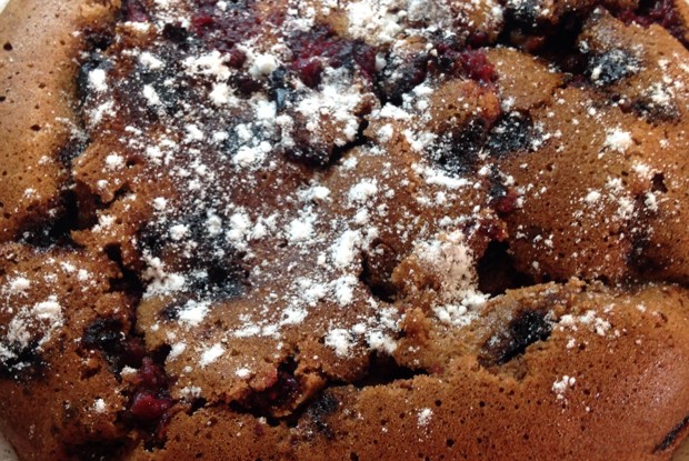 Бисквит с какао, корицей и черной смородиной в мультиварке