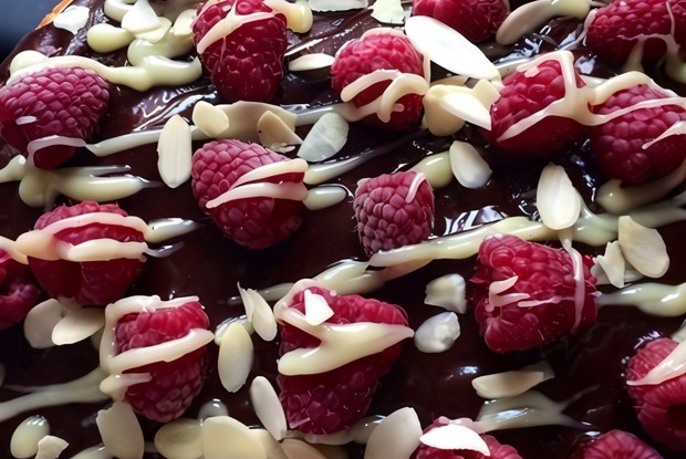 Бисквит в шоколадной глазури со свежей малиной