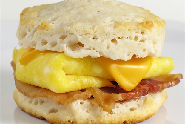 Бисквиты с чеддером и ветчиной