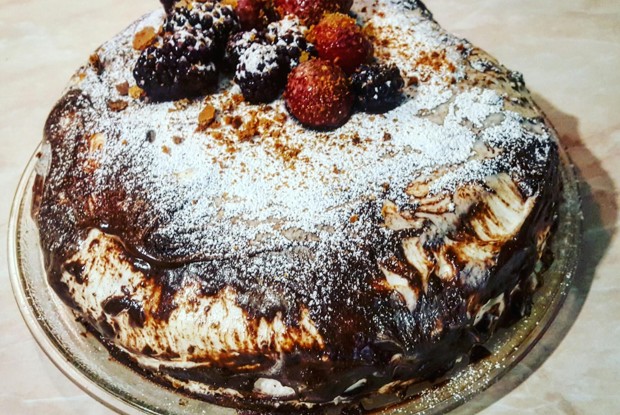 Бисквитный ягодный торт со сливочно-творожным кремом