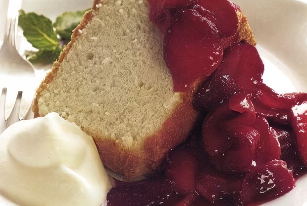 Бисквитный пирог с клубникой и взбитыми сливками