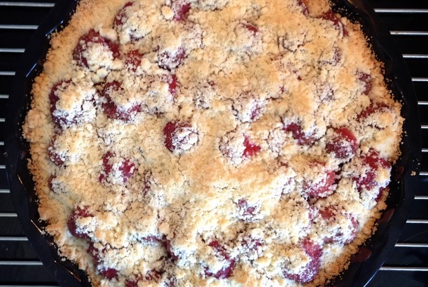 Бисквитный пирог с клубникой