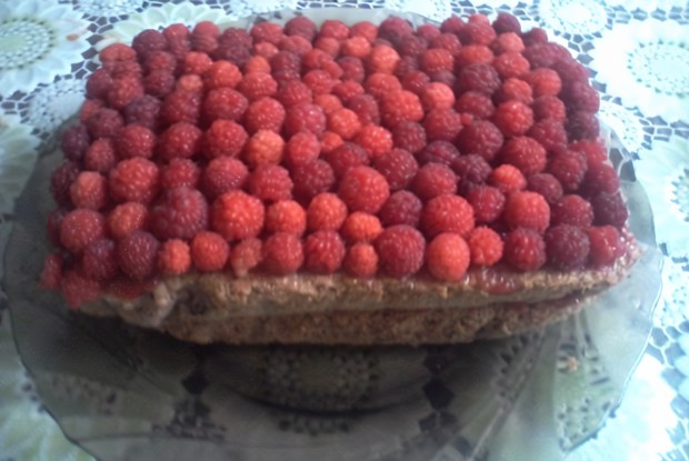 Бисквитный пирог с малиной