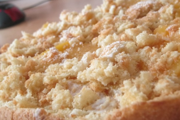 Бисквитный пирог с персиками