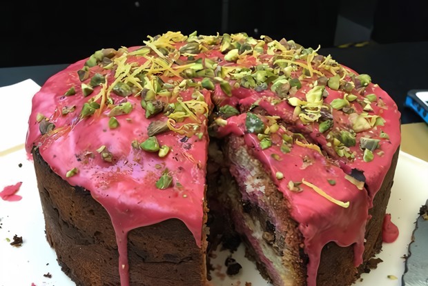 Бисквитный пирог со смородиной