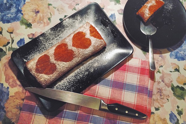 Бисквитный рулет на скорую руку