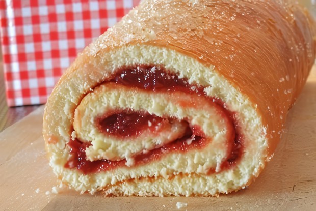 Бисквитный рулет с творогом