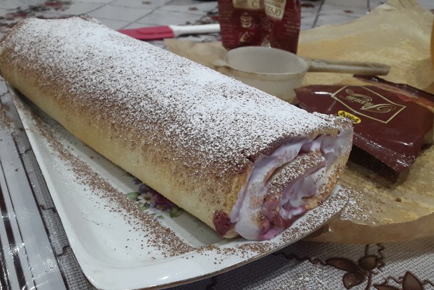 Бисквитный рулет с джемом и сливочным кремом