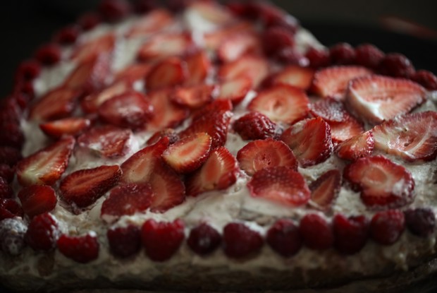 Бисквитный торт с бананами и клубникой