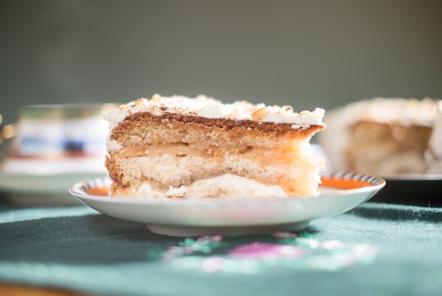 Бисквитный торт с домашней пастилой