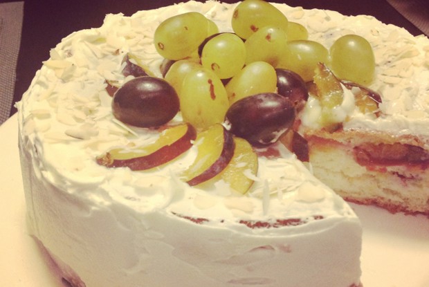 Бисквитный торт со сливами