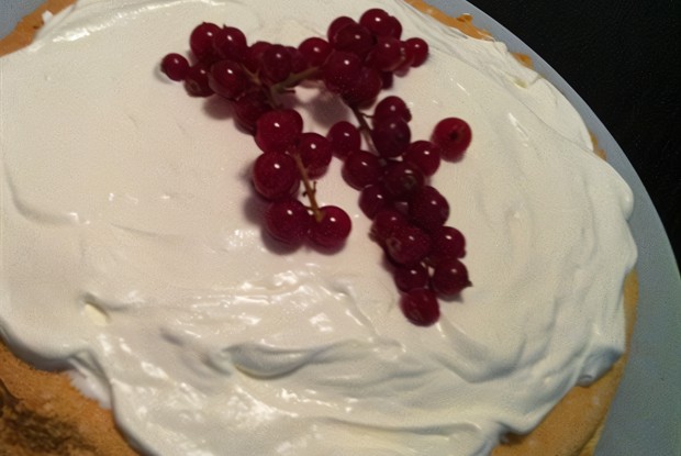 Бисквитный торт со сливками и ягодами