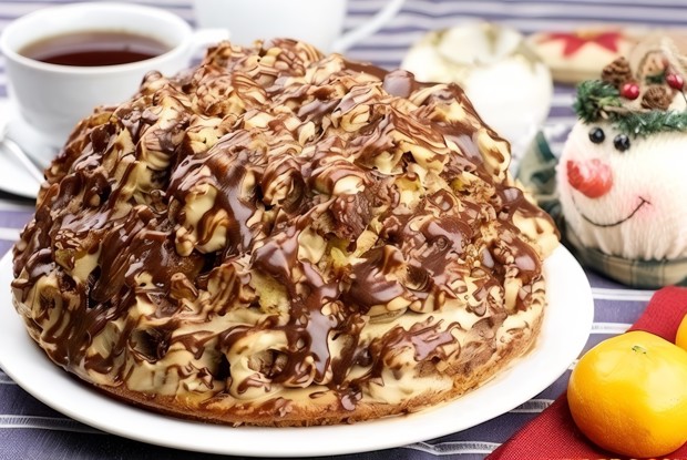 Бисквитный торт со сметанным кремов и шоколадной глазурью