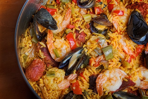 Быстрая паэлья с колбасой и морскими гадами