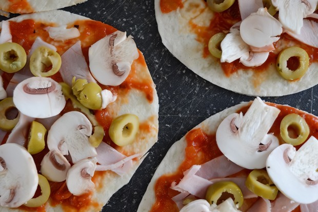 Быстрая пицца с оливками на лепешках