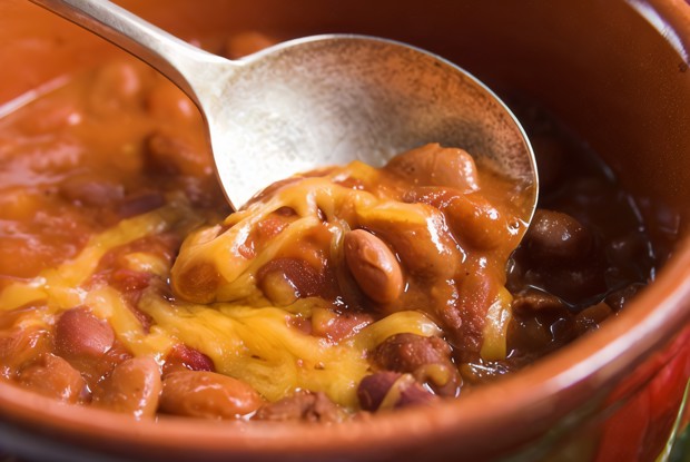 Быстрая закуска из фасоли под сырной корочкой