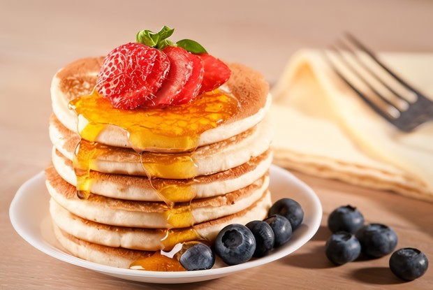 Быстрые блинчики с ягодами и кленовым сиропом