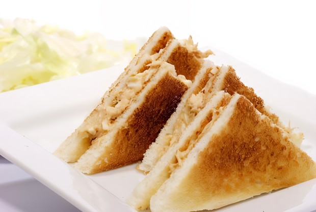 Быстрые сэндвичи с консервированным лососем и васаби