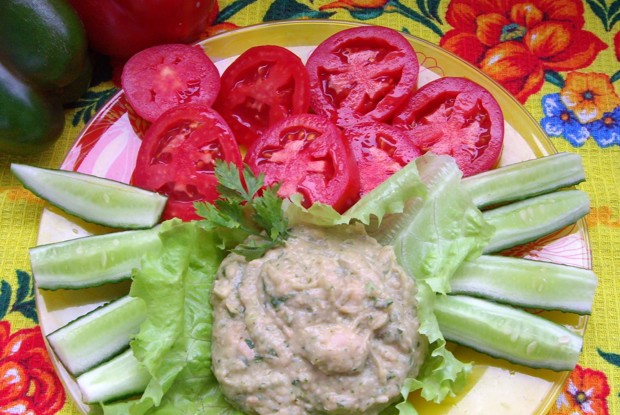 Быстрый хумус из фасоли с сырыми овощами