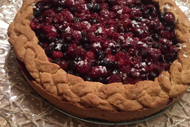 Быстрый ягодный пирог с вареньем