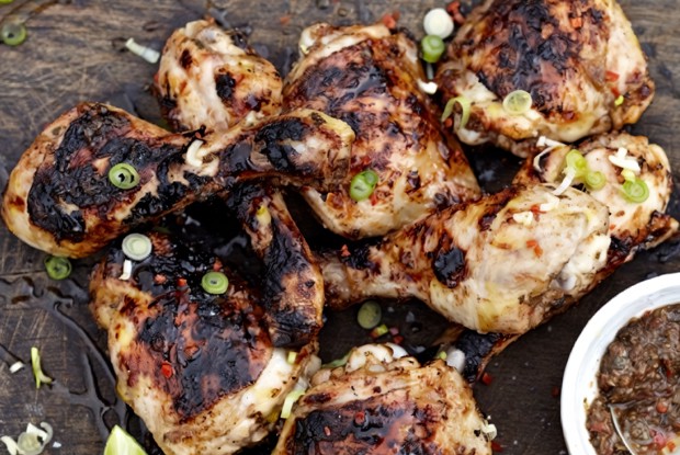 Быстрый куриный шашлык, маринованный в ромовой заправке