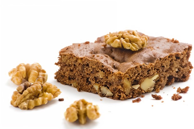 Быстрый песочный торт с орехами и изюмом