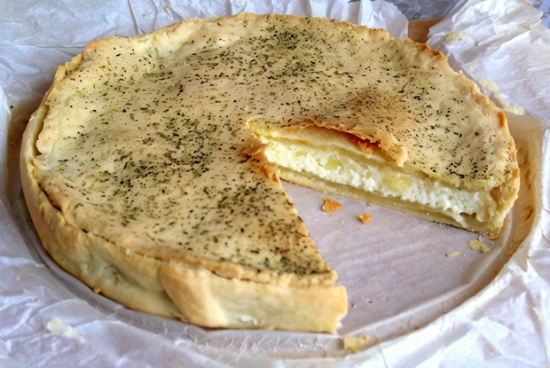 Быстрый пирог с адыгейским сыром и брынзой