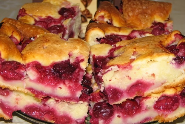 Быстрый пирог с замороженными ягодами (вишней)