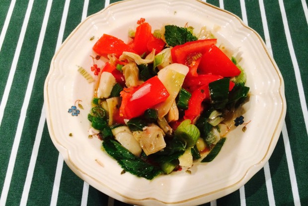 Быстрый салат из маринованных артишоков