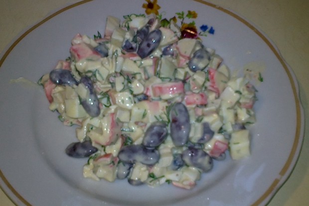 Быстрый салат с фасолью и крабовыми палочками