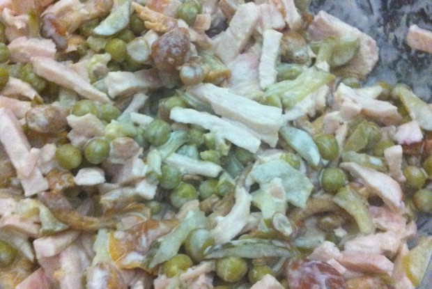 Быстрый салат с копченой курицей и опятами