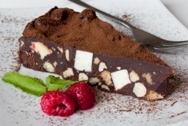 Быстрый шоколадный торт из печенья без выпечки