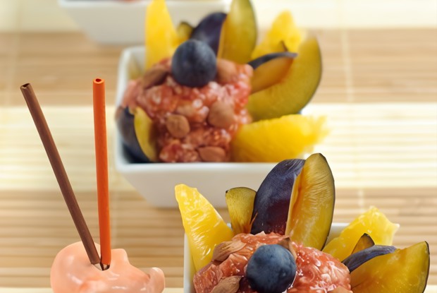 Быстрый сливовый десерт с гвоздикой