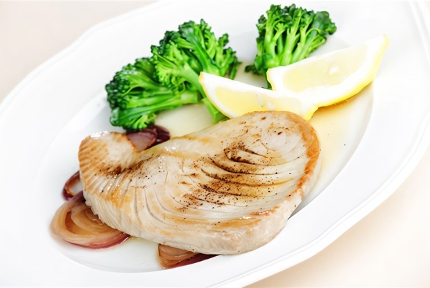 Быстро обжаренный тунец