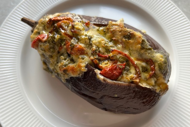 Битые баклажаны с сыром и помидором