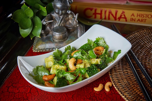 Битые огурцы с кинзой и кешью