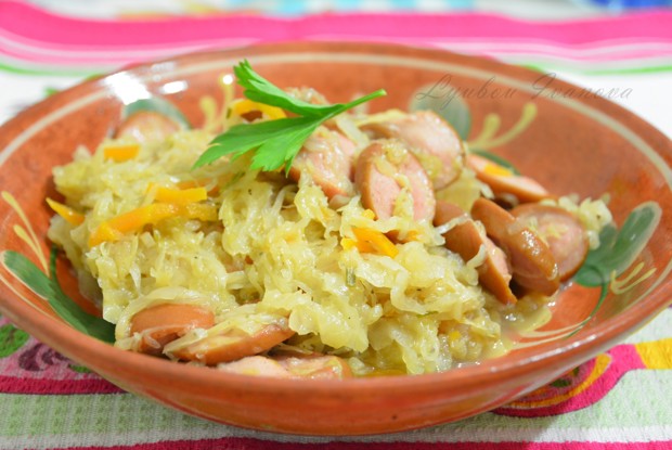 Бюргерская тушеная капуста с сосисками и розмарином