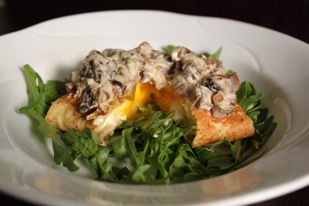 Блинчики с яйцом пашот и сливочным соусом с грибами