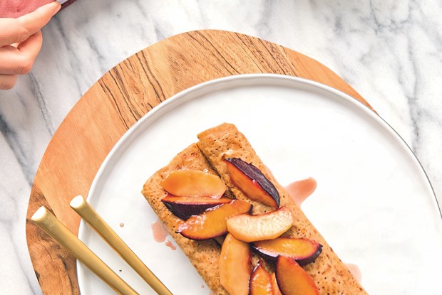 Блинчики с карамелизированными сезонными фруктами