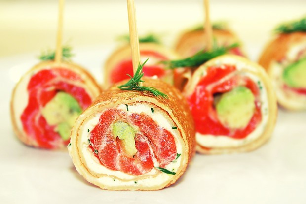 Блинчики с лососем, сливочным сыром и авокадо