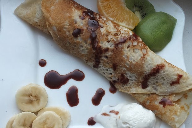 Блинчики с мороженым и фруктами