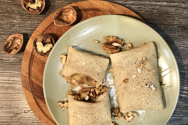 Блинчики с начинкой из яблок и грецких орехов