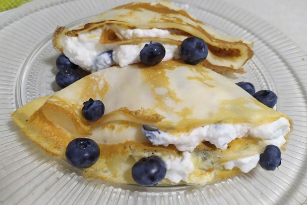 Блинчики с сыром рикотта и голубикой