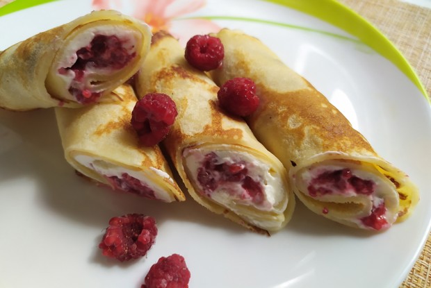 Блинчики с творожным сыром и малиной