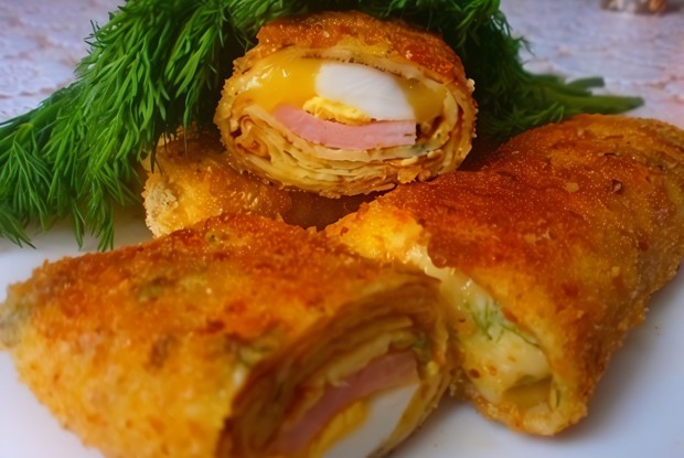 Блинчики с ветчиной, яйцами и сыром в панировке