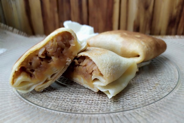 Блинчики с яблоком и корицей