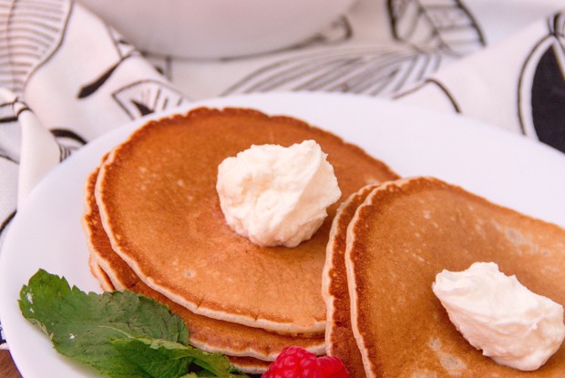 Блинчики со сливочным кремом, малиной и мятой